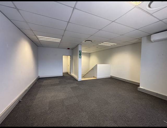 302M² WAREHOUSE TO LET IN STIKLAND INDUSTRIAL
